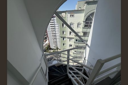 Apartamento à venda com 138m², 3 quartos e 2 vagas Apartamento à venda com 138m², 3 quartos e 2 vagasEscada