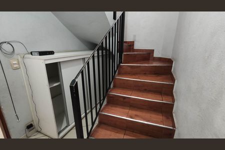 Escada de casa para alugar com 2 quartos, 104m² em Vila Danubio Azul, São Paulo