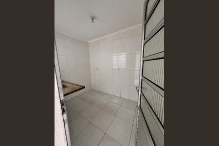 Cozinha de casa para alugar com 2 quartos, 67m² em Vila Carmosina, São Paulo