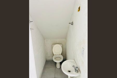 Banheiro de casa para alugar com 2 quartos, 67m² em Vila Carmosina, São Paulo