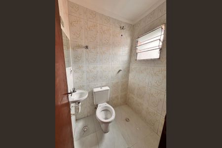 Banheiro de casa para alugar com 2 quartos, 67m² em Vila Carmosina, São Paulo