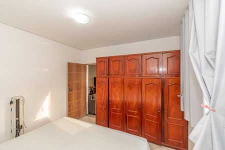 Casa à venda com 350m², 5 quartos e 12 vagas Casa à venda com 350m², 5 quartos e 12 vagasQuarto 1