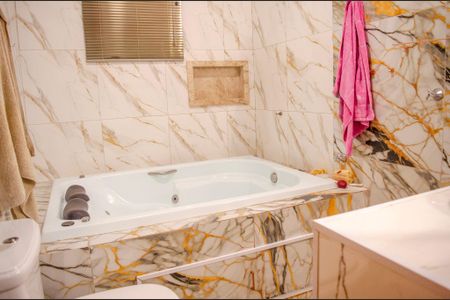 Casa à venda com 300m², 6 quartos e sem vagaBanheiro da Suíte 2