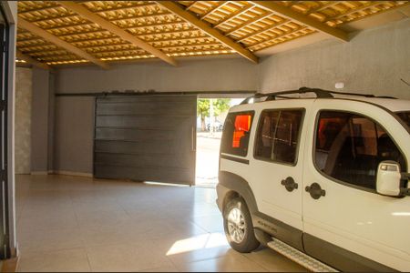 Garagem de casa à venda com 6 quartos, 300m² em Residencial Recanto do Bosque, Goiânia