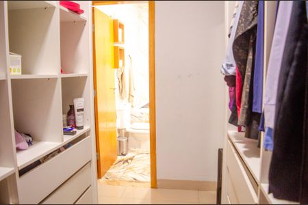 Casa à venda com 300m², 6 quartos e sem vagaCloset da suíte 2