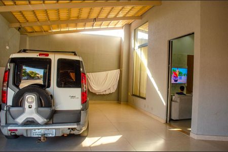 Garagem de casa à venda com 6 quartos, 300m² em Residencial Recanto do Bosque, Goiânia