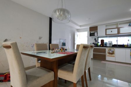 Casa de condomínio à venda com 112m², 3 quartos e 4 vagas Casa de condomínio à venda com 112m², 3 quartos e 4 vagasSala