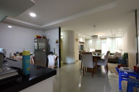Casa de condomínio à venda com 112m², 3 quartos e 4 vagas Casa de condomínio à venda com 112m², 3 quartos e 4 vagasCozinha - Armários