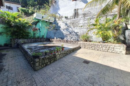 Quintal de casa à venda com 4 quartos, 250m² em Santa Rosa, Niterói