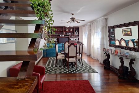 Casa à venda com 250m², 4 quartos e 4 vagas Casa à venda com 250m², 4 quartos e 4 vagasSala