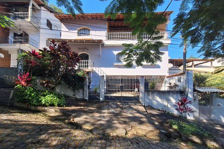 Casa à venda com 250m², 4 quartos e 4 vagas Casa à venda com 250m², 4 quartos e 4 vagasFachada