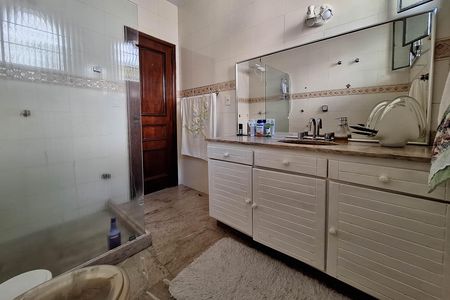 Casa à venda com 250m², 4 quartos e 4 vagas Casa à venda com 250m², 4 quartos e 4 vagasBanheiro 1