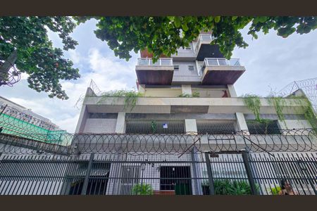 Fachada do Prédio com placa de apartamento para alugar com 2 quartos, 59m² em Cachambi, Rio de Janeiro