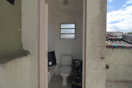 Banheiro de serviço de casa de condomínio à venda com 3 quartos, 100m² em Jardim dos Manacas, São Paulo