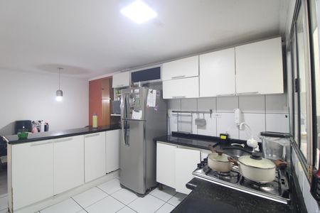 Cozinha de casa de condomínio à venda com 3 quartos, 100m² em Jardim dos Manacas, São Paulo