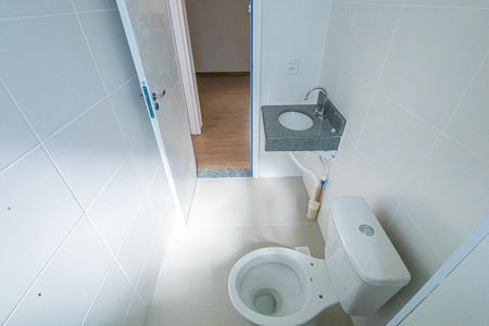 Banheiro de apartamento à venda com 2 quartos, 45m² em Paquetá, Belo Horizonte