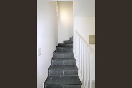 Casa para alugar com 85m², 1 quarto e 2 vagas Casa para alugar com 85m², 1 quarto e 2 vagasEscada