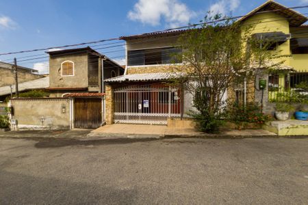Fachada de casa para alugar com 4 quartos, 180m² em Campo Grande, Rio de Janeiro