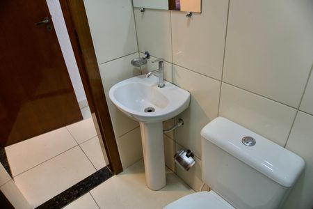 Banheiro de kitnet/studio para alugar com 1 quarto, 30m² em João Pinheiro, Belo Horizonte