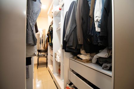 Apartamento à venda com 105m², 3 quartos e 3 vagas Apartamento à venda com 105m², 3 quartos e 3 vagasCloset da Suíte