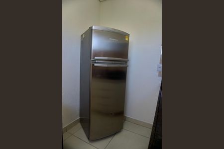 Cozinha - Geladeira de kitnet/studio para alugar com 1 quarto, 30m² em João Pinheiro, Belo Horizonte