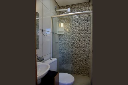 Banheiro de kitnet/studio para alugar com 1 quarto, 30m² em João Pinheiro, Belo Horizonte