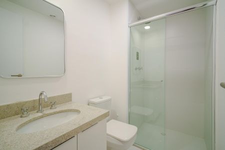 Banheiro 1 de apartamento para alugar com 3 quartos, 69m² em Caxingui, São Paulo
