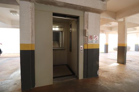 Elevador de apartamento para alugar com 3 quartos, 84m² em Segismundo Pereira, Uberlândia