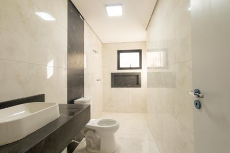 Casa de condomínio à venda com 130m², 3 quartos e 2 vagas Casa de condomínio à venda com 130m², 3 quartos e 2 vagasBnaheiro da suite