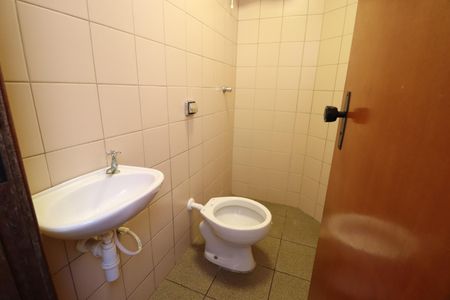 Banheiro de serviço de apartamento para alugar com 2 quartos, 63m² em Saraiva, Uberlândia