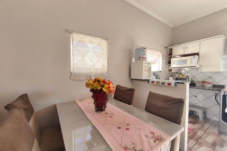 Casa à venda com 120m², 2 quartos e 2 vagas Casa à venda com 120m², 2 quartos e 2 vagasSala de Jantar