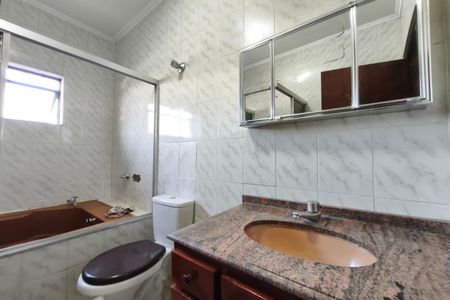 Casa à venda com 353m², 3 quartos e 6 vagas Casa à venda com 353m², 3 quartos e 6 vagasBanheiro Suíte