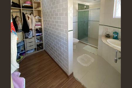 Casa de condomínio para alugar com 191m², 4 quartos e sem vaga Casa de condomínio para alugar com 191m², 4 quartos e sem vagaBanheiro da Suíte
