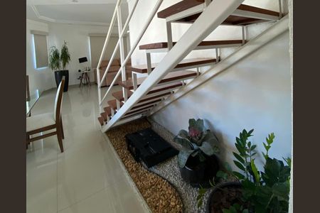 Sala de casa de condomínio para alugar com 4 quartos, 191m² em Ponta Grossa, Maricá