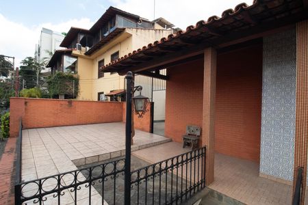 Casa à venda com 435m², 3 quartos e 4 vagas Casa à venda com 435m², 3 quartos e 4 vagasFachada da casa
