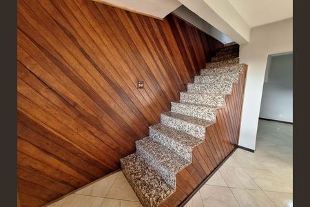 Casa de condomínio para alugar com 125m², 3 quartos e sem vaga Casa de condomínio para alugar com 125m², 3 quartos e sem vagaEscada