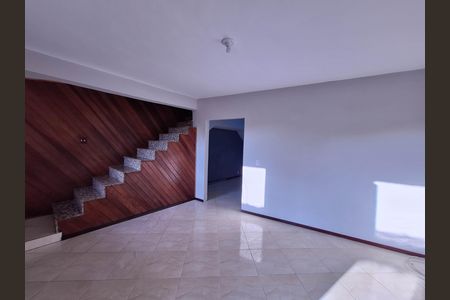 Casa de condomínio para alugar com 125m², 3 quartos e sem vaga Casa de condomínio para alugar com 125m², 3 quartos e sem vagaSala