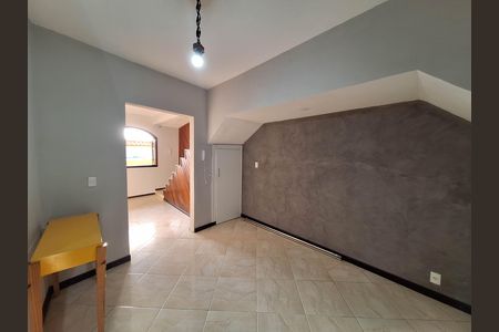 Casa de condomínio para alugar com 125m², 3 quartos e sem vaga Casa de condomínio para alugar com 125m², 3 quartos e sem vagaSala