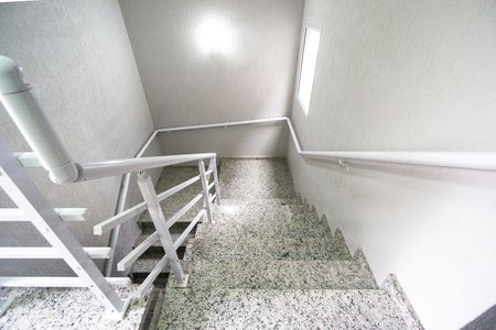 Escada de apartamento para alugar com 2 quartos, 39m² em Penha de França, São Paulo