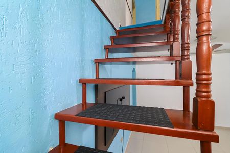 Casa à venda com 86m², 2 quartos e 2 vagasEscada interna