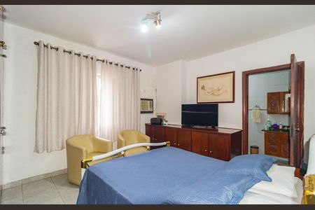 Casa à venda com 360m², 4 quartos e 6 vagas Casa à venda com 360m², 4 quartos e 6 vagasSuíte