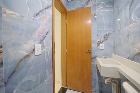 Banheiro de kitnet/studio para alugar com 1 quarto, 17m² em Vila Esperança, São Paulo