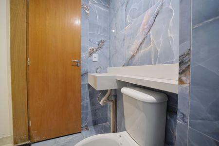 Banheiro de kitnet/studio para alugar com 1 quarto, 17m² em Vila Esperança, São Paulo