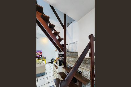 Apartamento para alugar com 189m², 3 quartos e 2 vagas Apartamento para alugar com 189m², 3 quartos e 2 vagasEscada