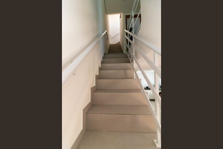 Casa para alugar com 85m², 2 quartos e 1 vaga Casa para alugar com 85m², 2 quartos e 1 vagaEscada