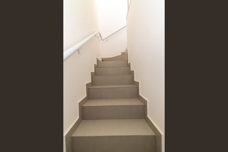 Casa para alugar com 85m², 2 quartos e 1 vaga Casa para alugar com 85m², 2 quartos e 1 vagaEscada