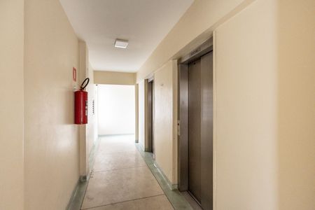 Hall do andar de kitnet/studio para alugar com 1 quarto, 27m² em Água Branca, São Paulo