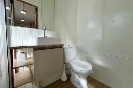 Banheiro  de apartamento para alugar com 1 quarto, 15m² em Córrego Grande, Florianópolis