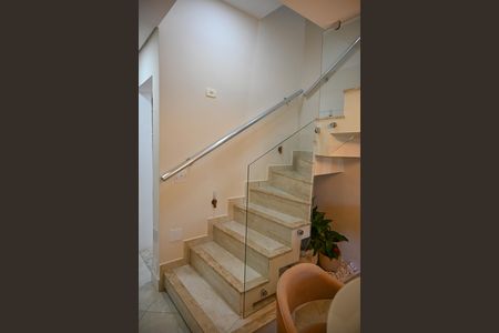 Apartamento à venda com 220m², 4 quartos e 2 vagasescada acesso a piso superior