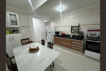 Cozinha de apartamento para alugar com 2 quartos, 110m² em Itararé, São Vicente